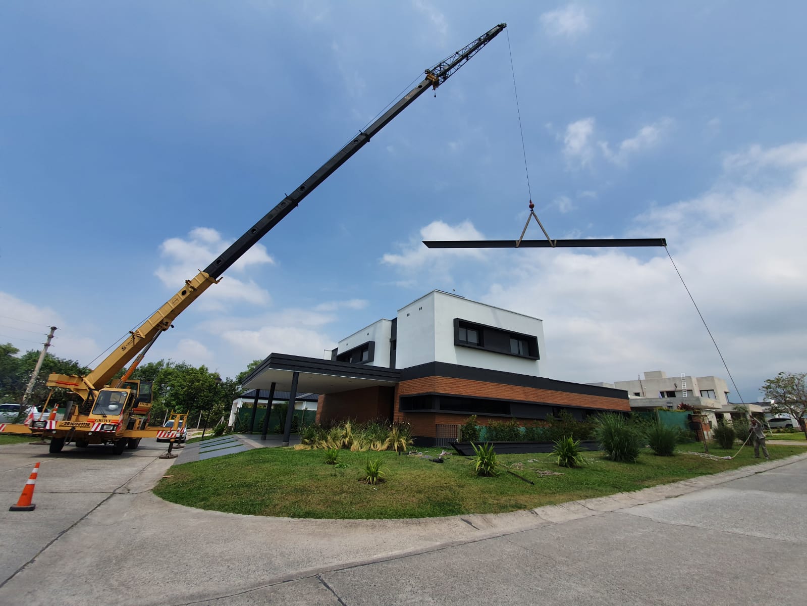 montaje con grúa de estructura metálica para techo con chapas traslucida y estructura para generar media sombra natural