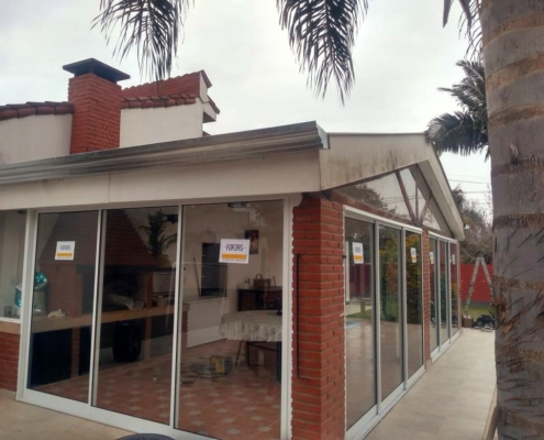 cerramiento aluminio blanco modena vidrio de seguridad quincho