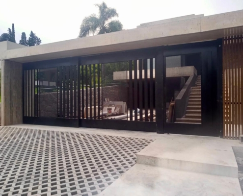 frente de vivienda completo portones corredizos puerta de frente automatización
