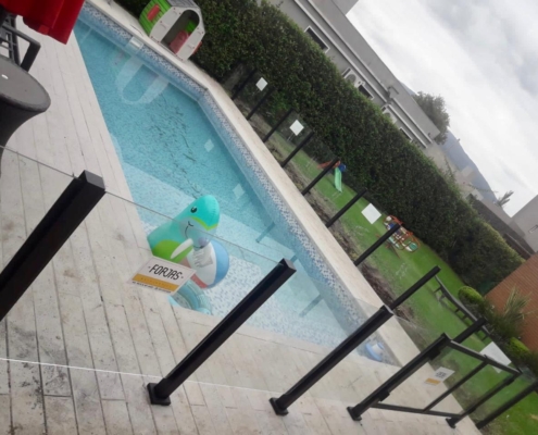 cerramiento perimetral piscina con aluminio y vidrio de seguridad