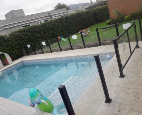 cerramiento perimetral piscina con aluminio y vidrio de seguridad