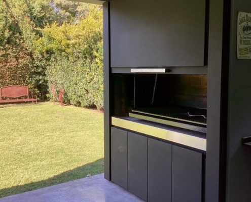 frente integral en chapa 18 con nariz de inoxidable y parrilla de inoxidable.