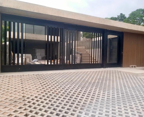 frente de vivienda completo portones corredizos puerta de frente automatización