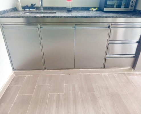 puertas bajo mesada en acero inoxidable con cajonera