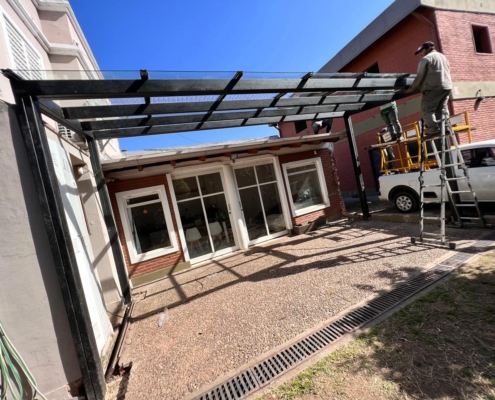 montaje de techo de vidrio y aluminio con estructura principal de perfil c