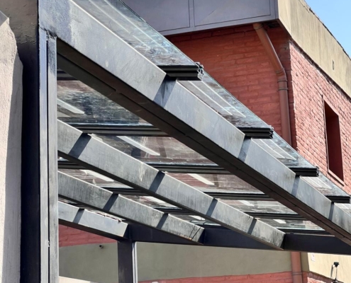 montaje de techo de vidrio y aluminio con estructura principal de perfil c